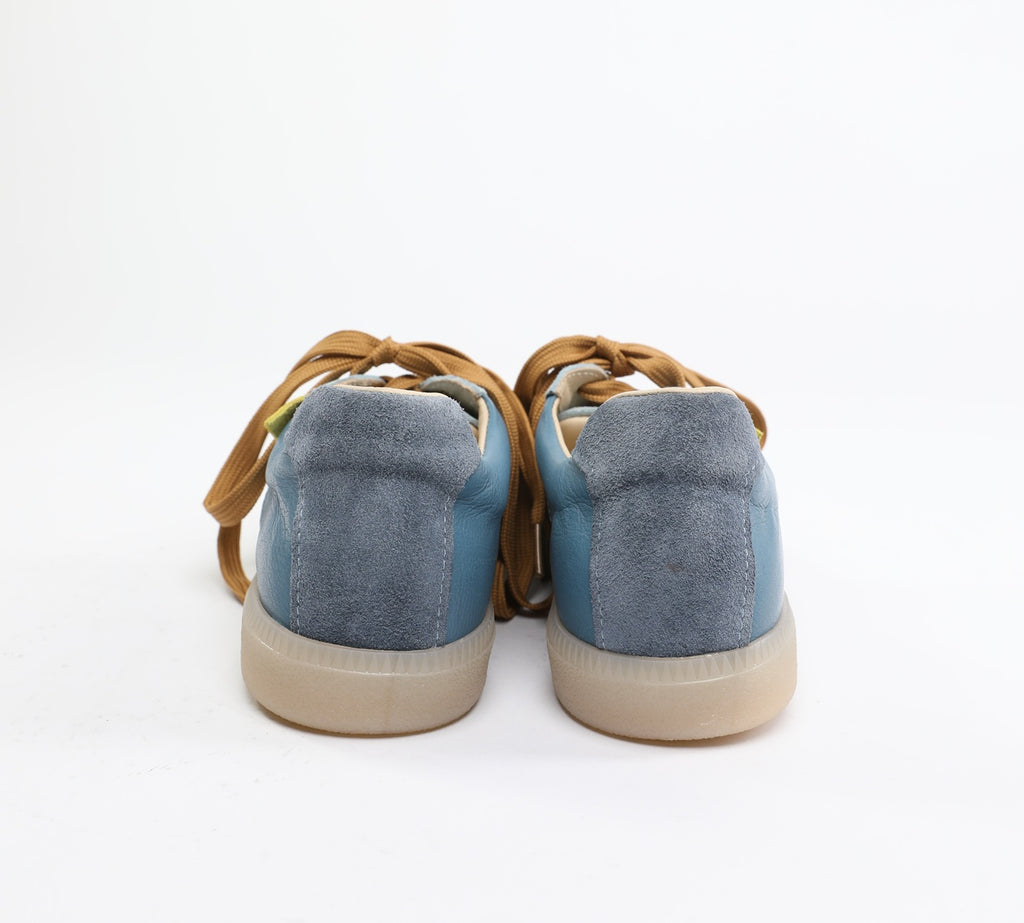 SNEAKERS IN BLUE